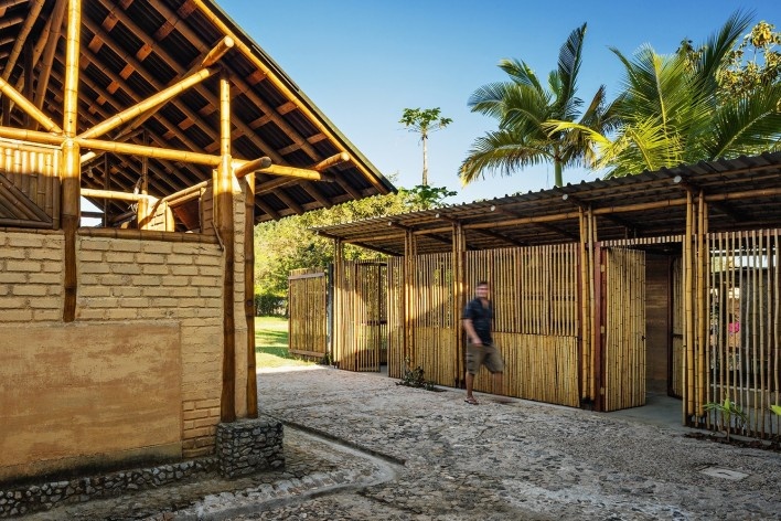 Centro comunitário Camburi, Ubatuba SP Brasil, 2018. CRU! Architects, Sven Mouton, Reintje Jacobs, Britt Christiaense e Jan Detavernier<br />Foto Nelson Kon 