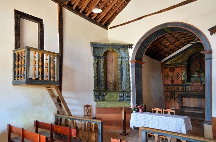 Capela de São João Batista, púlpito com balaústres torneados, extinto Arraial do Ferreiro, Goiás Velho GO, 2014<br />Foto Elio Moroni Filho 