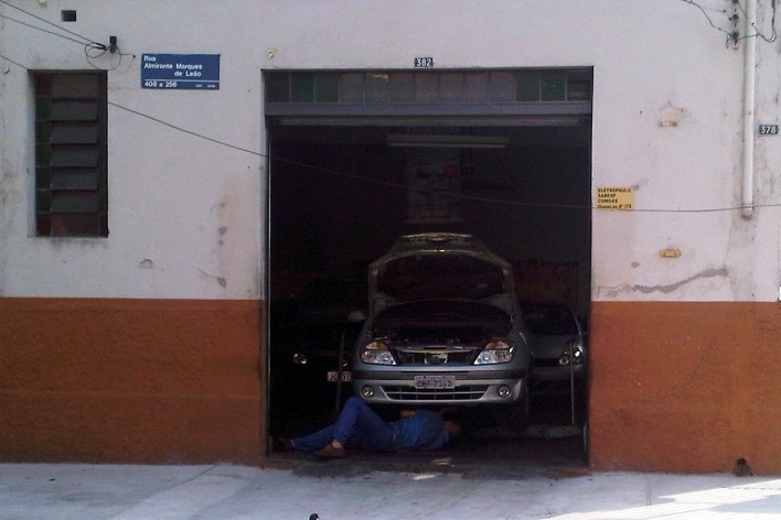 Oficina mecânica familiar, Grotão da Bela Vista<br />Foto Abilio Guerra 