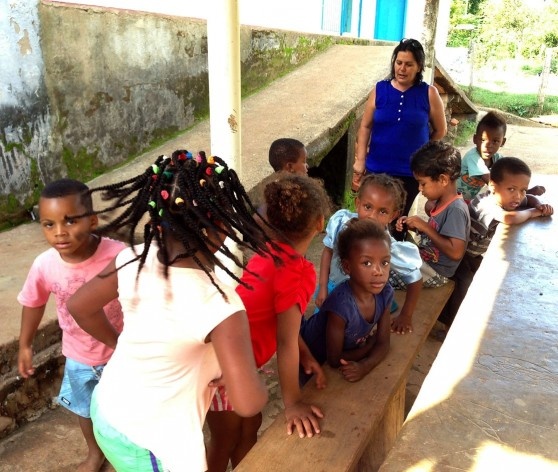 Crianças na escola municipal e professora<br />Foto Fabio Lima 
