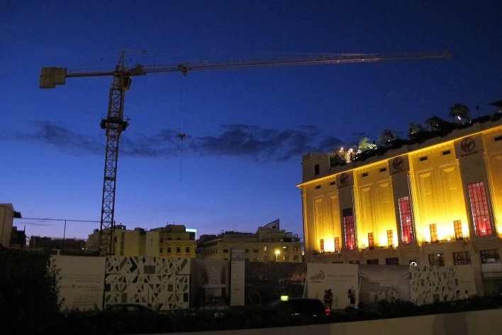 Tapumes segregam o terreno que deve receber mais um projeto imobiliário. À direita, loja da Virgin Store em prédio restaurado – aqui ficava um cinema, antes da guerra civil<br />Foto Bianca Antunes 