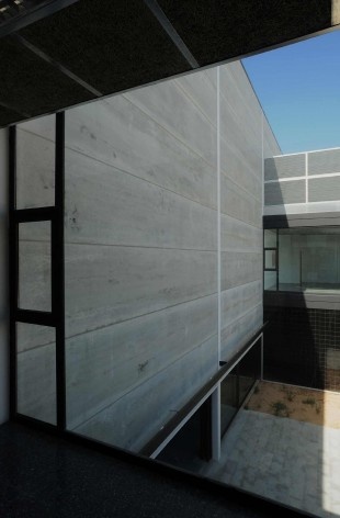 L’Auditori en Massanass. Cerramiento exterior pesado construido en placas de hormigón prefabricado de 6.8m de longitud y 1.2m de alto. Carlos Gómez y Eva Álvarez, Gómez+Álvarez arquitectes, Valencia, España, 2009-2011.