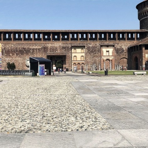 Rota acessível com piso nivelado no Castelo Sforzesco, Milão<br />Foto Larissa Scarano, 2018 
