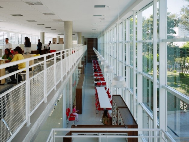 Terminal Digital do Ensino, São Caetano do Sul, 2008. Arquiteto José Augusto Aly<br />Foto Nelson Kon 