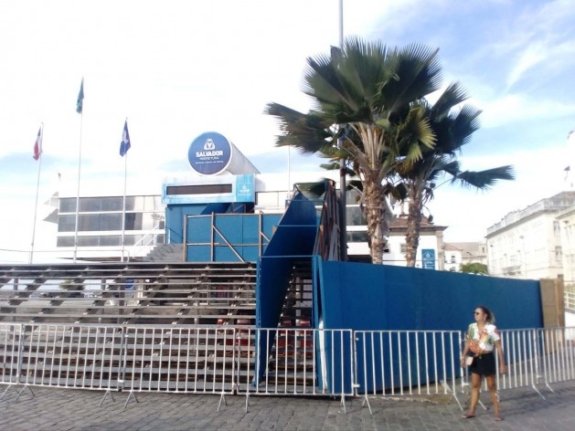 Edifício da prefeitura no Centro Histórico de Salvador, com tapumes de cor azul<br />Foto Volha Yermalayeva Franco 