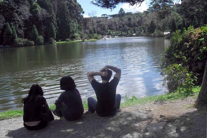 Lago Negro, Gramado RS. Projeto paisagístico adornado de vegetação escura preservando a identidade do lago, onde é possível alugar pedalinhos nos formatos cisne e caravelas para passeio no lago<br />Foto Sérgio Antonio dos Santos Jr 