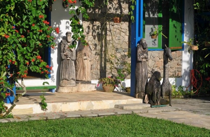 Sítio Alecrim, esculturas no jardim e varanda, Barra da Tijuca, Rio de Janeiro<br />Foto Celso Brando 