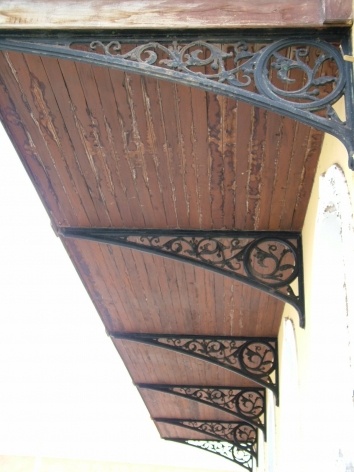 Detalhes arquitetônicos em rua de Mindelo<br />Foto Paula Janovitch 