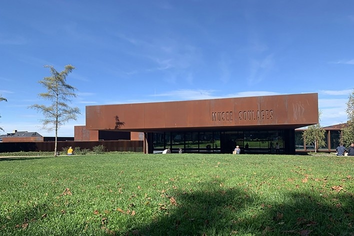 Museu Soulages, vista do jardim, Rodez, França, 2014. RCR Arquitectes<br />Foto Mariana Magalhães Costa 