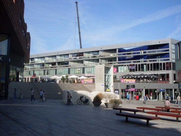 Almere Centrum: o gabarito dos edifícios é uniforme, com exceção daqueles que estão à beira do lago central. O espaço público é totalmente acessível por cadeirantes
<br> Data da foto: 27/08/2009 </br><br />Foto Taiana Car Vidotto 