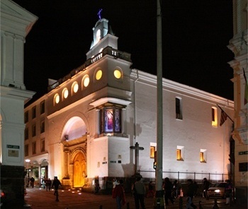 Edifício com iluminação noturna<br />Fotos Abilio Guerra e Silvana Romano Santos 