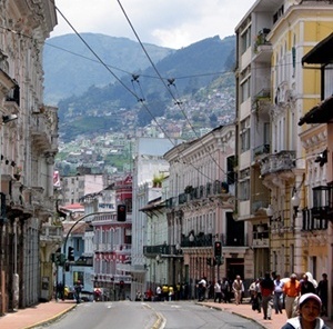 As altas montanhas são vistas em qualquer ponto da cidade<br />Fotos Abilio Guerra e Silvana Romano Santos 