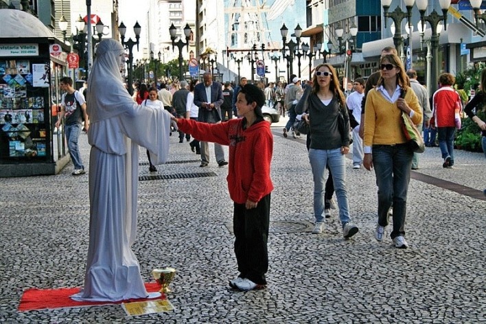 Rua XV de novembro, estátua viva<br />foto Lygia Nery 