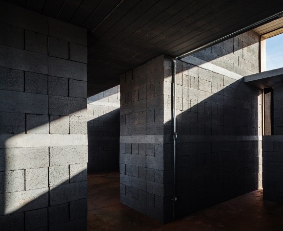 Sede de uma Fábrica de Blocos, Avaré SP Brasil, 2015. Arquitetos André Nunes, Anna Juni, Enk te Winkel e Gustavo Delonero (autores) / Vão Arquitetura<br />Foto Rafaela Netto 