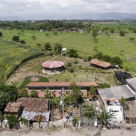 Taller de Confección Amairis, San Isidro, Colombia. Taller Ruta 4<br />Foto Federico Cairoli 