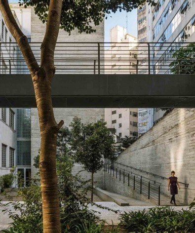Centro Universitário Maria Antônia, passarela e rampas interligando espaço público inferior e superior, São Paulo SP. Arquitetos Cristiane Muniz, Fábio Valentim, Fernanda Barbara e Fernando Viégas / Una Arquitetos<br />Foto Nelson Kon 