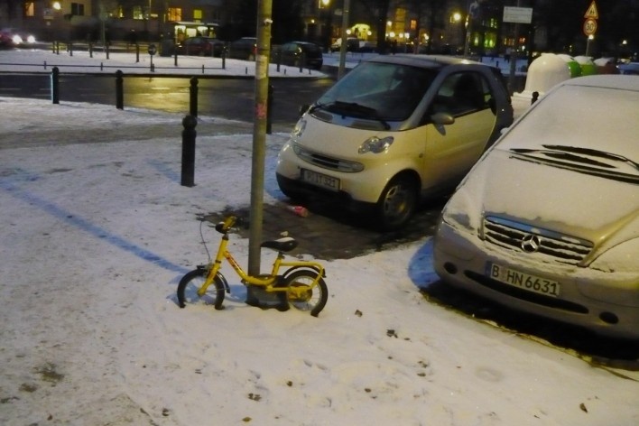Mini-bicicleta acorrentada em poste no bairro de Charlottenburg. Belim, Alemanha, dezembro 2009<br />Foto Francisco Alves 