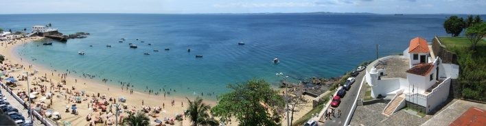 Composição de fotos tiradas da cobertura de um hotel do Porto da Barra em Salvador para mostrar o sistema de defesa colonial com os Fortes de Santa Maria e São Diogo
