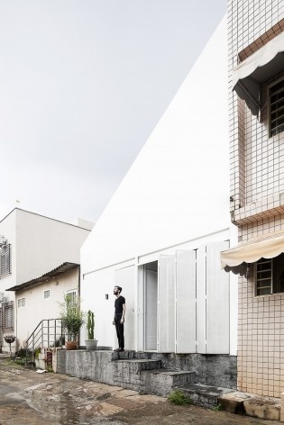 Casa 711H, Brasília, 2017. Arquitetos Daniel Mangabeira, Henrique Coutinho e Matheus Seco<br />Foto Joana França 