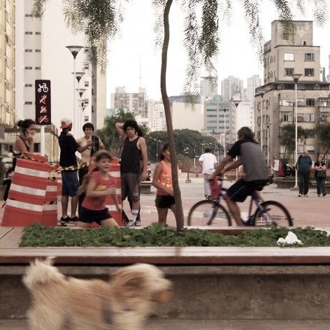 Praça Roosvelt, usos diversos do espaço público<br />Foto Maria Cláudia Levy 