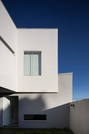 Casa 2V, Porto Alegre RS Brasil, 2013. Arquitetos Diego Brasil e Anderson Calvi / BR3 Arquitetos<br />Foto Marcelo Donadussi 