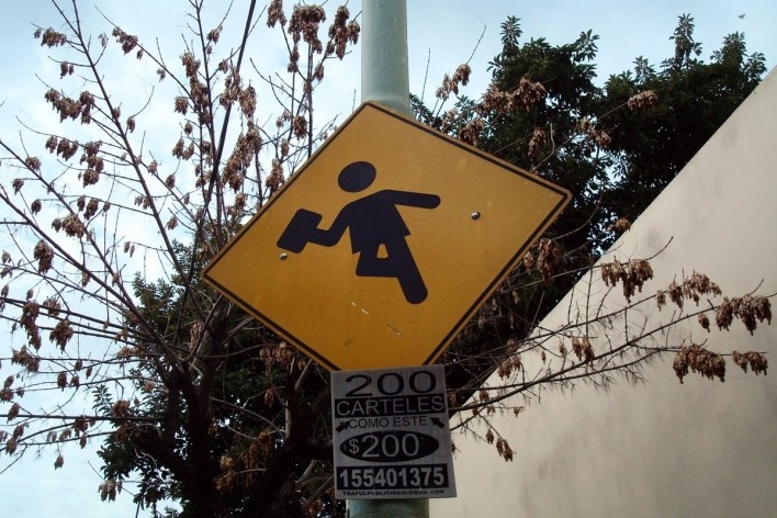 Placa em Buenos Aires, Argentina<br />Foto Michel Gorski 