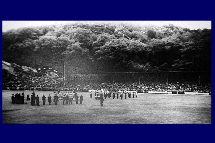 Momento anterior ao início da final da Copa do Mundo de 1958, Suécia versus Brasil<br />Encarte da CBF  [Acervo Naydina Aranha de Freitas]