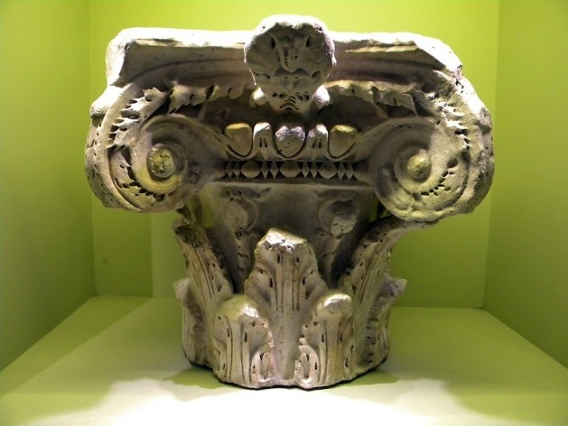 Fragmento de capitel na exposição no Coliseu "Constantino 313 a. D." que celebra o Edito de Milão sobre a tolerância religiosa, dando fim à perseguição aos cristãos. A voluta também é adornada com folhas<br />Foto Christiane Lisboa 