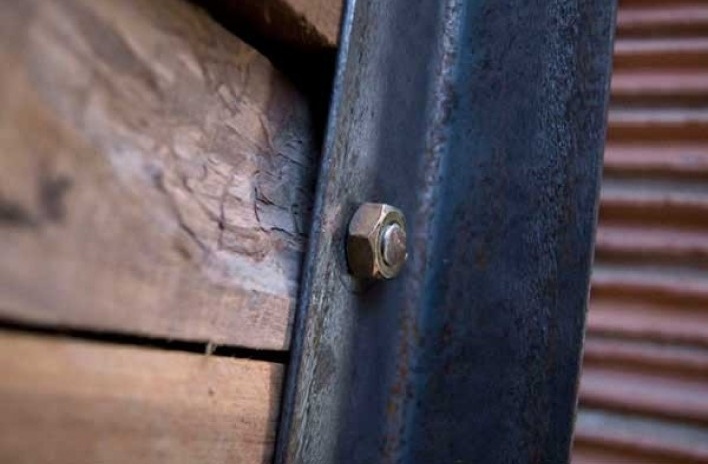 Casa en el aire. Puertas de puntales de encofrados . Sergio Fanego, Larissa Rojas, Miguel Duarte. Luque, Paraguay. 2008-2010.