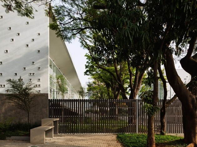 Centro de capacitação dos profissionais da educação Dra. Zilda Arns,Vista do pátio a partir da rua. Carolina Penna Arquitetura e Urbanismo, 2008 – 2011. São Caetano do Sul, SP - Brasil<br />foto Nelson Kon 