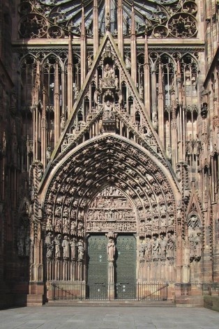 Detalhe da fachada e portas de entrada da Catedral de Notre-Dame de Strassbourg<br />Foto Victor Hugo Mori 