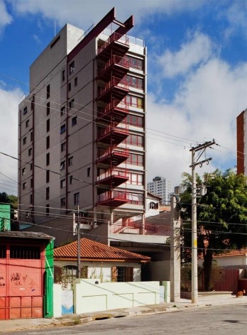 Edifício habitacional na Rua Simpatia. GrupoSP<br />Foto Nelson Kon 