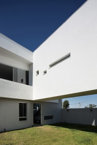 Casa 2V, Porto Alegre RS Brasil, 2013. Arquitetos Diego Brasil e Anderson Calvi / BR3 Arquitetos<br />Foto Marcelo Donadussi 