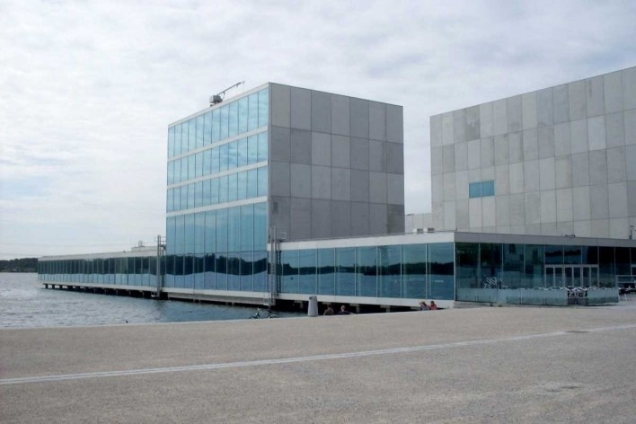 Teatro da cidade, Almere Centrum, escritório Sanaa. Sob o lago Weerwater, sua praça seca de acesso é usada para eventos ao ar livre
<br> Data da foto: 27/08/2009 </br><br />Foto Taiana Car Vidotto 