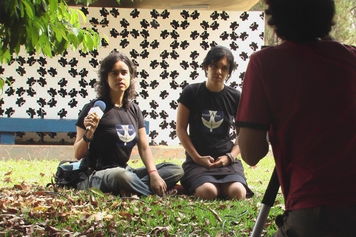 Lana Guimarães (à esquerda) durante o projeto<br />Foto Peter Brower 