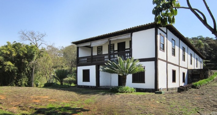 Vista frontal da sede da Fazenda Retirinho reconstruída dentro da Fazenda do Voturuna<br />Foto Vitor Hugo Mori 