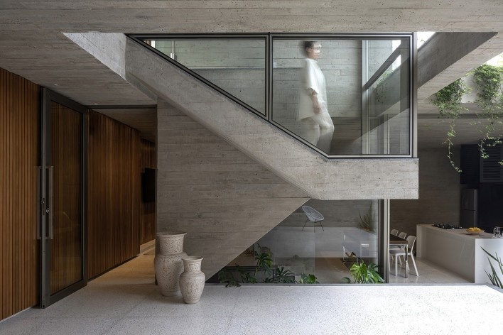 Casa Floresta, Belo Horizonte MG Brasil, 2021. Arquitetos Zargos Rodrigues, Rodrigo Pereira, Frederico Rodrigues, Carla Deltreggia, Ika Okamoto, Letícia Armond, Nathalia Melo e Laís Parreiras (autores) / Estúdio Zargos<br />Foto Jomar Bragança 