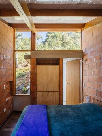 Casa de meia encosta, São Francisco Xavier SP, 2013. Arquitetos Denis Joelsons e Gabriela Baraúna Uchida<br />Foto Pedro Kok 