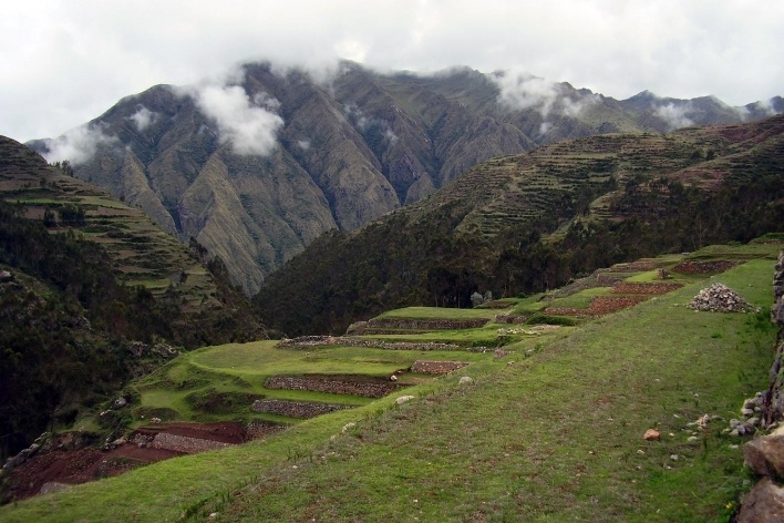 Patamares agrícolas nas bordas da área urbana de Chinchero<br />Foto Saide Kahtouni 