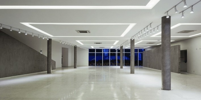 Centro de capacitação dos profissionais da educação Dra. Zilda Arns. Foyer e exposições. Carolina Penna Arquitetura e Urbanismo, 2008 – 2011. São Caetano do Sul, SP - Brasil<br />foto Nelson Kon 