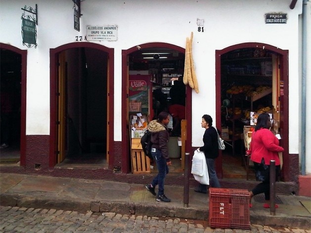 Rua e calçada inclinadas no centro histórico<br />Foto Abilio Guerra 