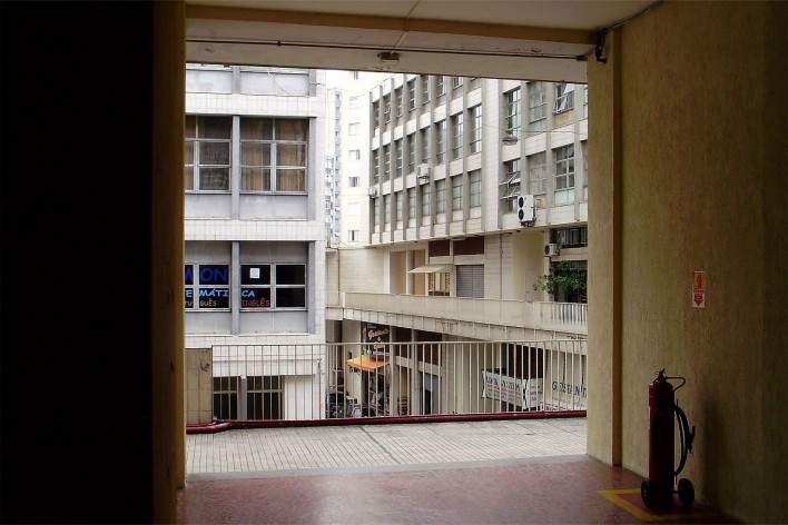 Centro Comercial do Bom Retiro, acesso à varanda superior, São Paulo. Arquiteto Lucjan Korngold<br />Foto Abilio Guerra 