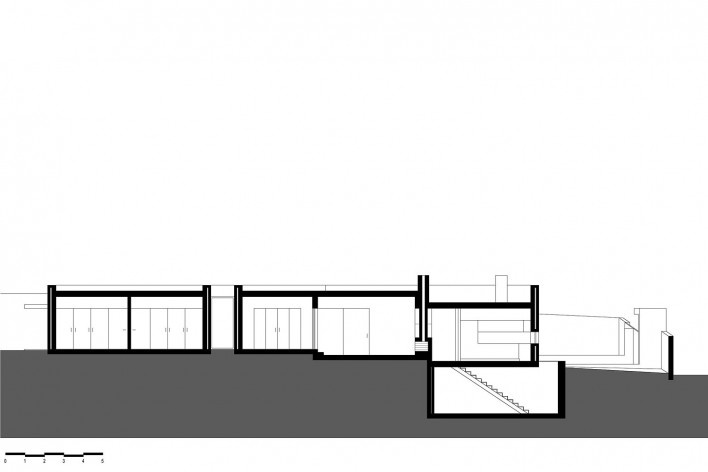 Casa na Cruz de Oliveira, corte longitudinal, 2ª fase, Benedita, Portugal. Arquiteto Pedro Fonseca Jorge<br />Imagem divulgação 