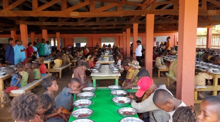 Refeitório e Centro de Nutrição, Campo da Paz, Madagascar, 2021. Arquitetos Dante Furlan, Bruno Milan, Lais Santos, Daniella Matavelli, Priscila Alexandre / Bernardes Arquitetura/Arquitetura Sem Fronteiras<br />Foto divulgação  [Fraternidade Sem Fronteiras Ambovombe]