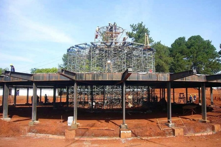 Fundação Darcy Ribeiro. Montagem da roda de gabarito sobre o escoramento. Instituto Brasileiro de Tecnologia do Habitat, Arquiteto João Filgueiras Lima, Lelé. Brasília DF, Brasil, 2010