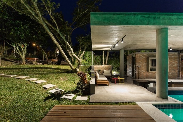 Kiosk EL165, Gravataí RS Brasil, 2016. Architects Diego Brasil and Anderson Calvi / Br3 Arquitetos<br />Foto / photo Marcelo Donadussi 