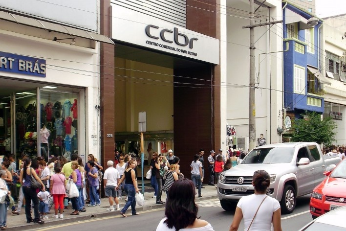 Centro Comercial do Bom Retiro, entrada da rua José Paulino, São Paulo. Arquiteto Lucjan Korngold<br />Foto Abilio Guerra 