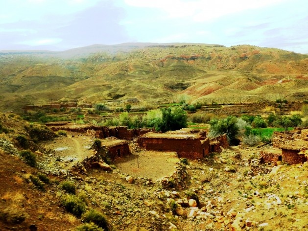 Arquiteturas de terra ao longo da rodovia N9<br />Foto Kauê Felipe Paiva 
