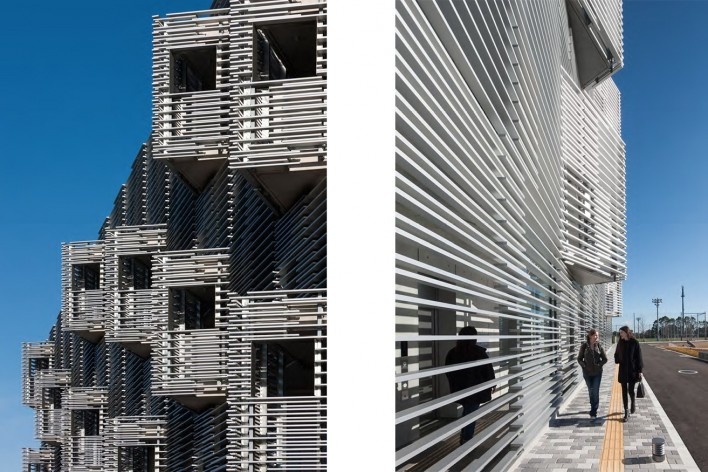 Alojamento Estudantil, grelha de alumínio com tamanho variado gera alternâncias e transparência entre interior e exterior, Josai International University, Togane, Japão, 2014-2016, Studio Sumo<br />Foto Kawasumi Kobayashi  [Studio Sumo]