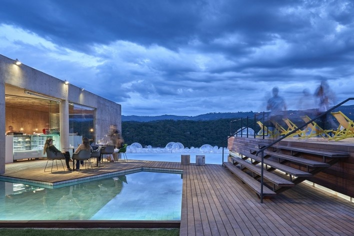 Bar/pool/gallery, pool deck, night shot. BCMF arquitetos + MACh arquitetos<br />Foto Jomar Braganäa 